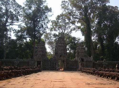 Travels-Angkor-Wat-040